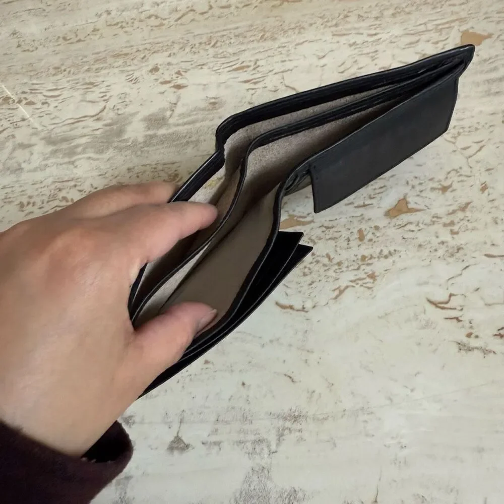 Black leather Men’s bifold wallet Mclean leather center *please read description